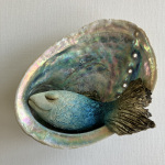 2023 Slapende vis in abalone schelp - in particulier bezit