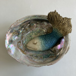 Slapende vis in abalone schelp